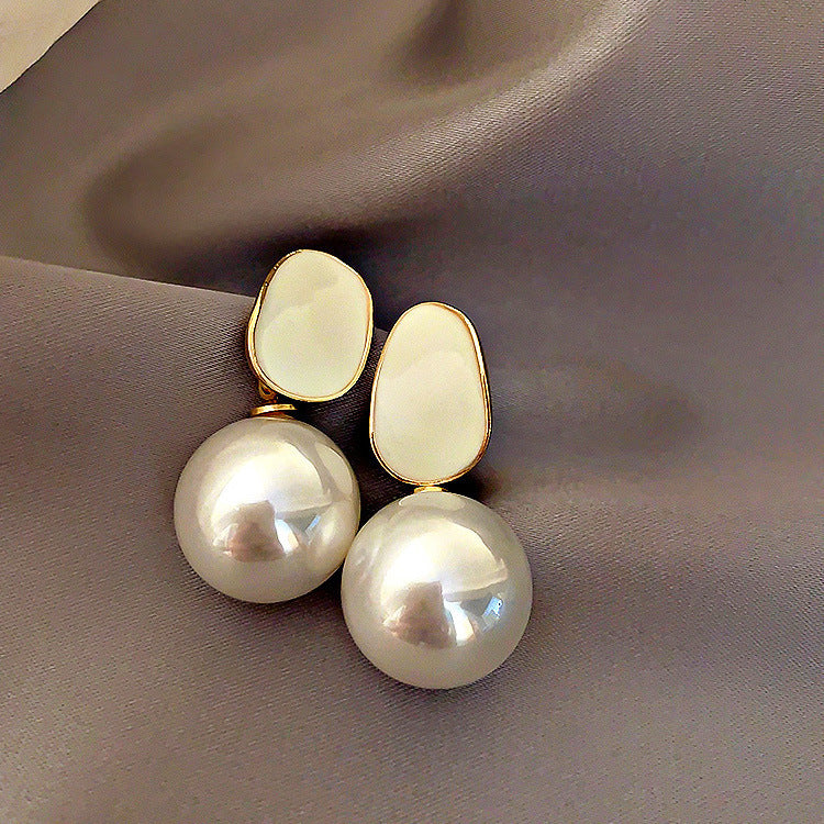 Fashionable Ladies Pearl Earrings