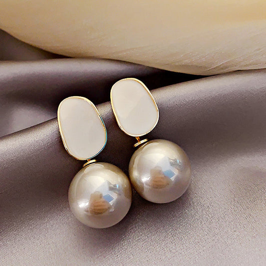 Fashionable Ladies Pearl Earrings