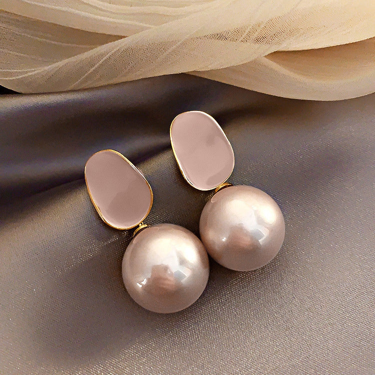 Fashionable Ladies Pearl Earrings